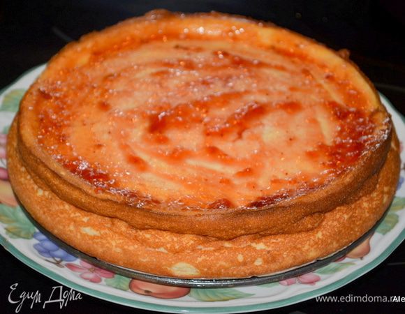 На водяной бане разогреть джем с ликером или водой. Он будет послушным при смазывание чизкейка. Распределим джем поверх чизкейка.