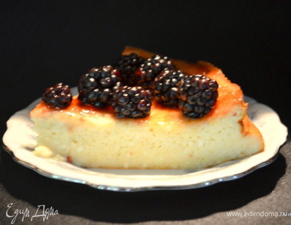 Выложим ягоды свежие или замороженные по вкусу, можно просто джем разогретый, разрезаем и подаем, наслаждаемся.