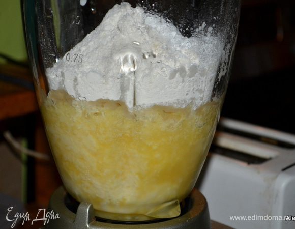 Выложить все перечисленные ингредиенты в блендер и взбить все до единой массы. Муку просеять.
