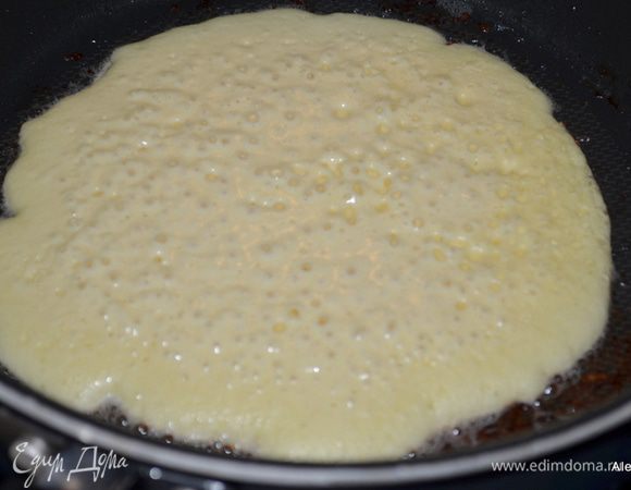 На разогретой сковороде обжарить блинчики с 2 х сторон. Теста хватает на 4 порции.