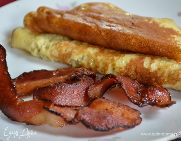 Подаем с апельсиновым сиропом или джемом. Приятного аппетита.
 Мы блины любим с кленовым сиропом и беконом.