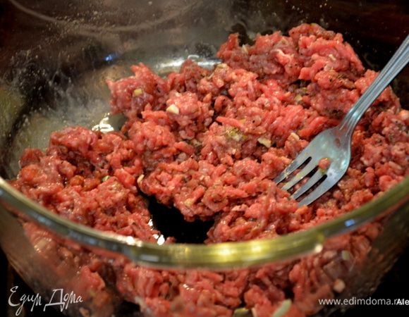 Смешать фарш говяжий с итальянской приправой,луковой приправой и черным перцем, яйцом.