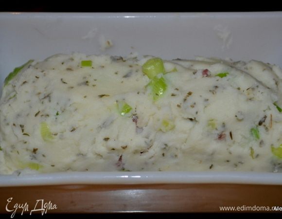 Приготовим картоф. пюре из инстант (растворимого) или свежего картофеля. Добавим зеленые порезанные перышки. Осторожно размажем по нашему рулету мясному сверху вниз. Поставим в духовку разогретую на 180 гр. 55 мин.