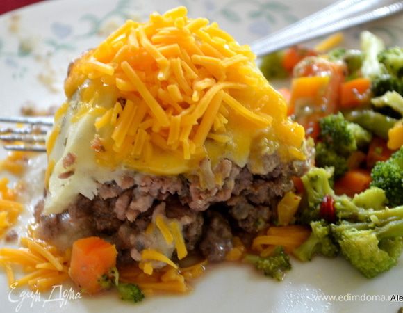 Подаем, разрезав на порции. Сверху присыпала еще сыром перед подачей, мои мужчины любят сыр. Приятного аппетита.