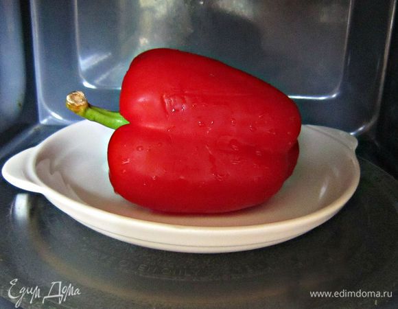 Перец вымыть и запечь в духовке (я в течение 5 мин "запекала" перец под крышкой в микроволновой печи при средней мощности). Снять кожицу, удалить сердцевину. 