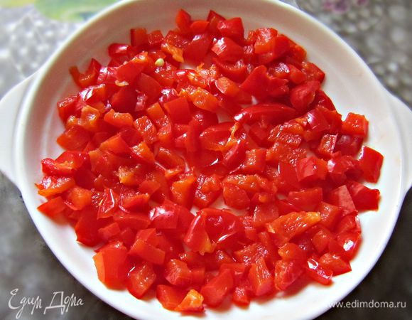 Нарезать перец на маленькие кусочки.