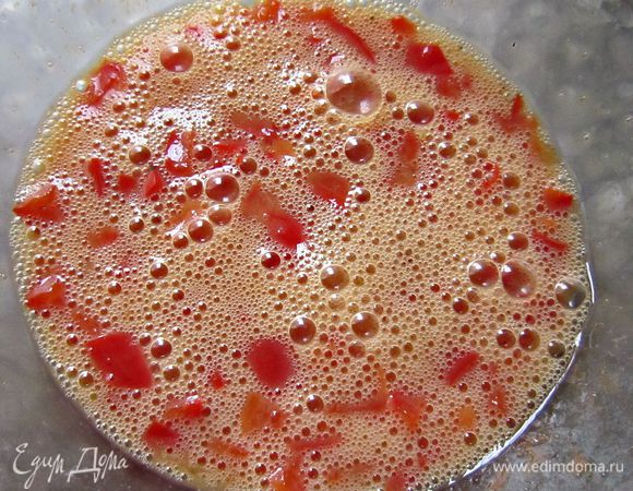 Взбить 2 яйца, посолить, добавить паприку и кусочки перца.