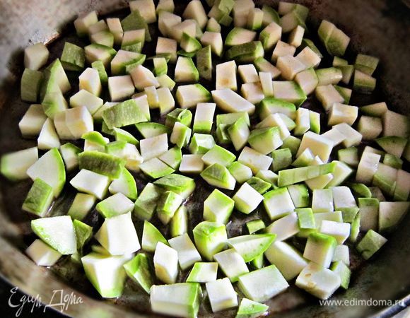 Кабачок помыть, очистить, нарезать на маленькие кубики. Обжарить в течение 5 мин на растительном масле, посолить, поперчить. Взбить 2 яйца, посолить, поперчить и добавить обжаренный кабачок.