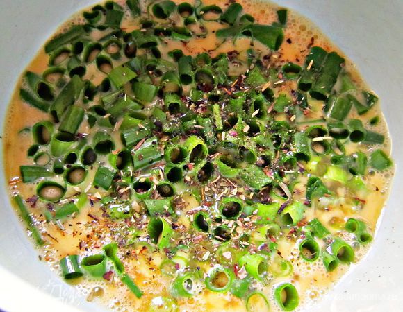 Зелёный лук помыть и мелко нарезать . Взбить 2 яйца, посолить, поперчить, добавить прованские травы и нарезанный зелёный лук.