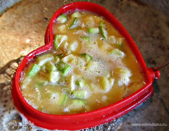 На растительном масле поджарить с обеих сторон небольшие блинчики (я использовала приспособление в виде сердечка).
С кабачком ...