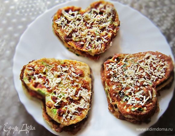 Сложить друг на друга 3 блинчика с разными начинками, присыпав каждый слой тёртым сыром. Поставить в духовку или в микроволновую печь на 3 мин для "схватывания" слоёв. 