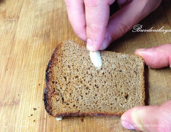 Приготовить из хлеба гренки в тостере или духовке. Натереть гренки чесноком.

