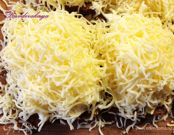 Сыр разрезать на 6 одинаковых кусочков. И натереть на мелкой терке каждый кусочек на 1 бутерброд. Украсить (по желанию) горошинами розового перца.