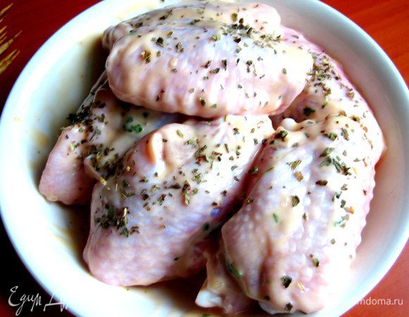 Крылышки у нас продают уже обрезанные, без кончиков, которые обычно сгорают быстро на гриле... Называются pussparni и дословно переводятся с латышского как полукрылышки))) Обваляем их в майонезе, присыплем немного сухого базилика и дадим постоять полчаса в холодильнике.