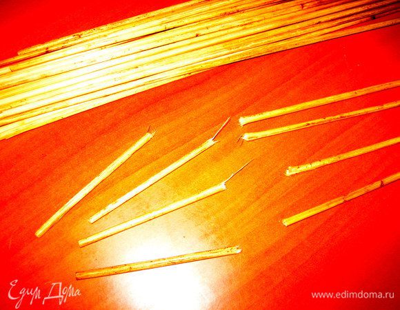 Для шашлычков нам нужны деревянные шпажки с острым концом. С тупого конца отламываем кусочки...