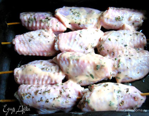 Нанизываем постоявшие крылышки по 2-3 на шпажку... И укладываем в смазанную растительным маслом форму. Можно присыпать сверху сезамом!