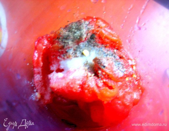 Очищаем томаты от кожицы и отправляем их в стакан для взбивания вместе с солью и чёрным перцем.