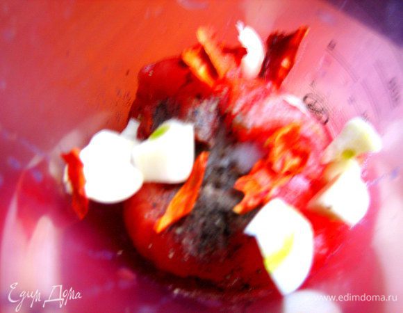 Кидаем половинки зубчиков чеснока и кусочки перца чили (лучше по-немногу сначала,но мои попросили побольше!).