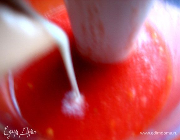 Взбиваем блендером, вливаем немного сливок (у меня 10%).