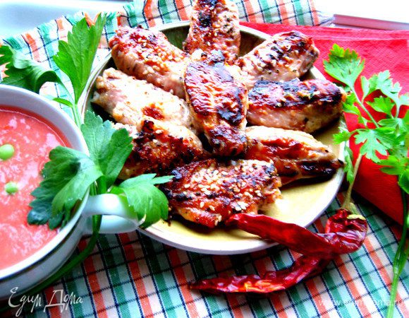 Если нет шпажек, просто обжарить с двух сторон крылья и подать на тарелке...