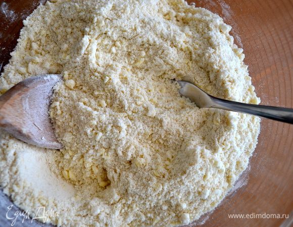 Порубить масло и жир, смешав их с сухими ингредиентами так, чтобы у нас получилось тесто, напоминающее по консистенции мокрый песок. 
