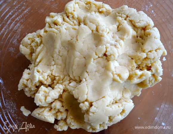 Понемногу добавляя холодной воды, замесить тесто. (напоминаю, что все это можно сделать с помощью кухонного комбайна)