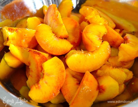 Персики помыть, очистить от кожуры и косточек и нарезать не очень мелкими дольками.  