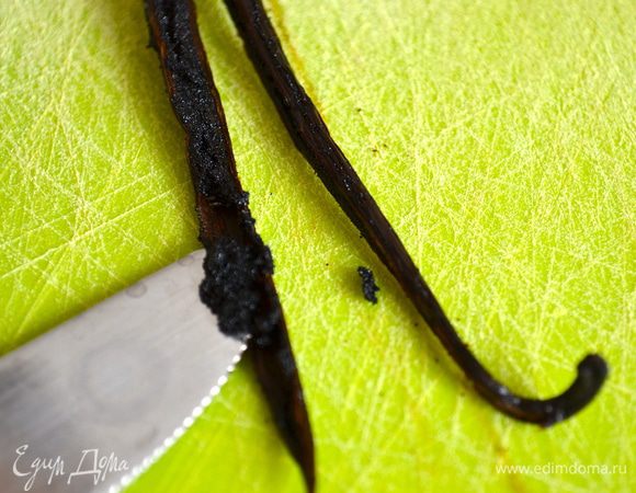 Для приготовления начинки начнем со стручка ванили. Помять его немного во всех направлениях и ножом сделать глубокий разрез, позволяющий открыть стручок ванили на двое. С помощью закругленного лезвия ножа соскрести семена ванили...