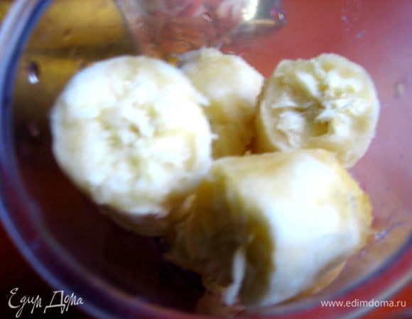 Бананы очищаем и ломаем на кусочки в стакан для блендера...