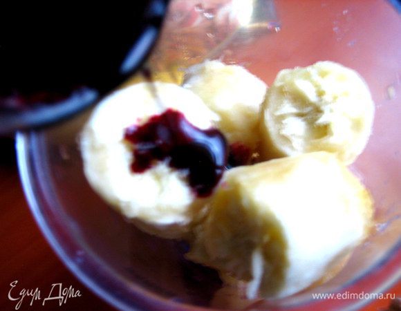 Так как бананы не очень ярко смотрятся в обработке, всегда для цвета добавляю насыщенное яркое варенье... В данном случае сироп от чёрно-смородинового варенья.