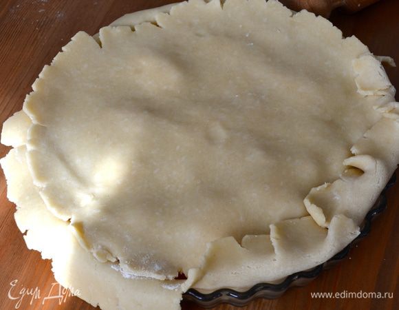 Раскатать второй кусок теста, и накрыть им пирог. 