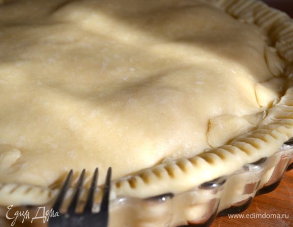 Защепить края. Сделать по кромке пирога узор с помощью ножа или вилки.