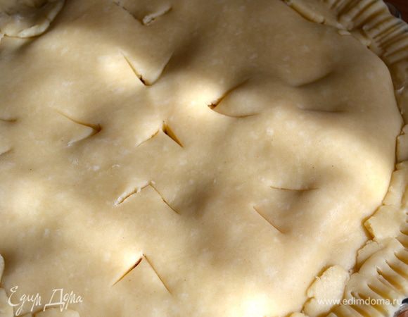 Лезвием ножа сделать на пироге несколько надрезов для выхода пара. 