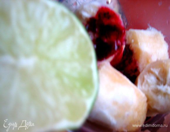 Отрезаем половинку лайма...