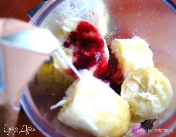 Сливки нужны для жидкой текстура... Можно заменить йогуртом или молоком или кефиром. Добавим щепотку ванили.