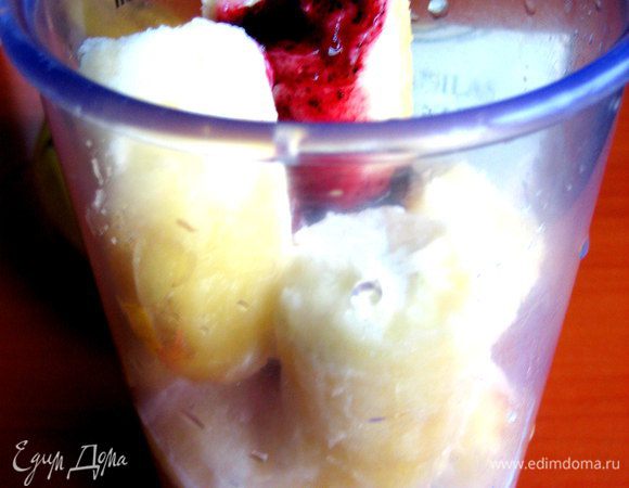 Все добавки - дело вкуса... Кому-то нравится густые напитки, кому-то жидкие... Взбиваем блендером до однородного состояния.