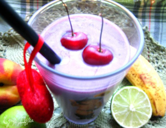 Выливаем в стакан, украшаем вишенками...