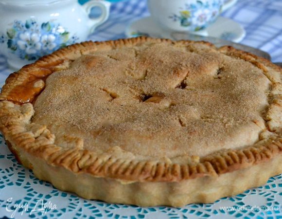 Готовый пай достать из духовки и дать постоять минимум 2 часа. Затем перенести его на блюдо. Взбить холодные сливки с оставшимся сахаром. И подавать пай со сливками.  