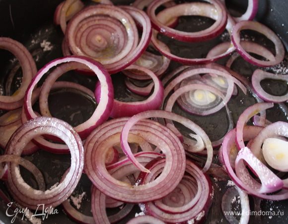 Разогреваем духовку до 180 градусов. Лук нарезаем кольцами, укладываем в форму или противень. посыпаем сахарной пудрой, солим. перчим и поливаем уксусом и 2 ст.л. оливкового масла. Ставим в духовку на 30 минут, а потом убираем в тарелочку.