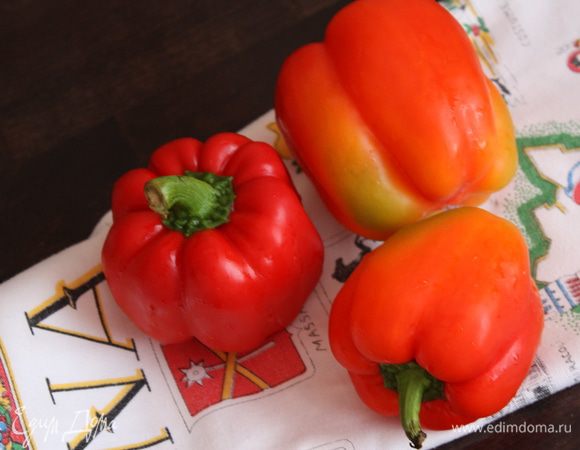 Моем и сушим наши перцы. разрезаем аккуратно пополам и вынимаем все семена и перегородки. Помидоры ошпарим,снимем  них кожицу и нарежем мелкими кубиками.удаляя семена,нам нужна только мякоть.