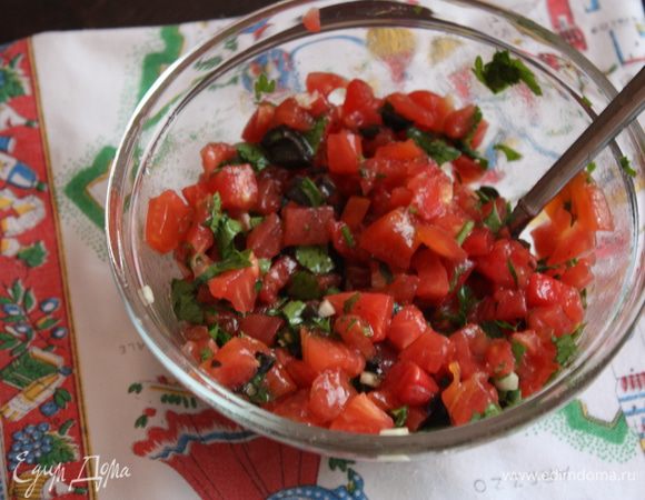 Чеснок,анчоусы,каперсы,петрушку,половину оливок и базилика мелко-мелко нарезаем,соединяем с помидорами,добавляем оставшееся оливковое масло.перчим и тщательно перемешиваем.