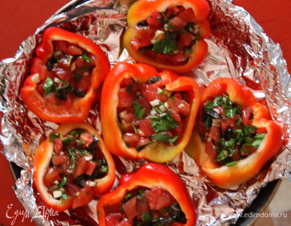 Начиняем наши половинки измельченными овощами,укладываем их в форму,застеленную фольгой и ставим запекаться при 180 градусах 35 минут.