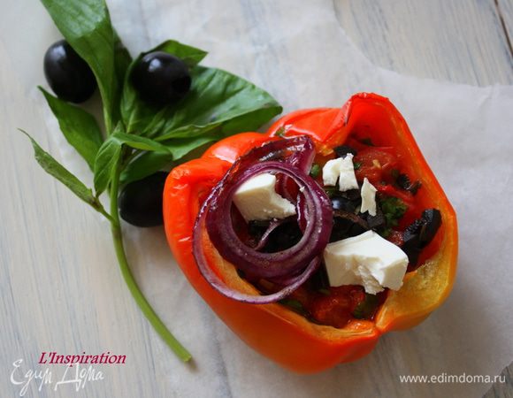 Оставшийся базилик (или тархун) порвем руками, оливки мелко нарежем, брынзу поломаем на кусочки. Достанем перец из духовки,на каждую половинку положим кусочек брынзы,оливки и базилик и карамелизованный лучок. Приятного аппетита!!!