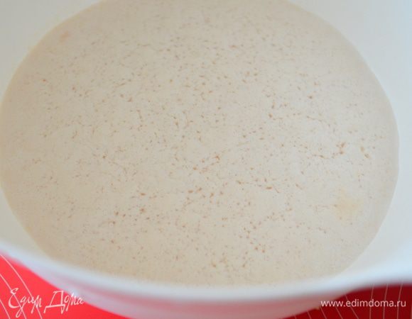 В теплом молоке растворить дрожжи и сахар. Дать постоять 15-20 минут, чтобы образовалась шапочка