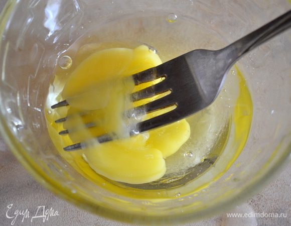 яйцо взбить с солью и маслом  вилкой