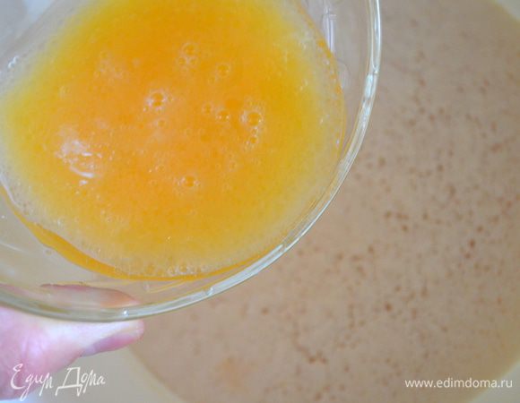 влить эту смесь в опару