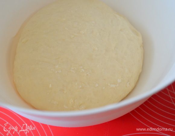 перекладываем тесто в смазанный маслом тазик, накрыть полотенцем и оставить подниматься на 40 минут