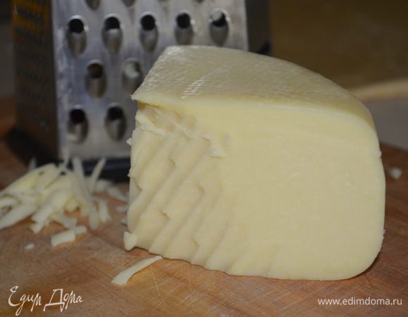 Твердый сыр натереть на крупной терке