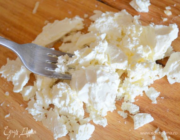 фету размять вилкой. 