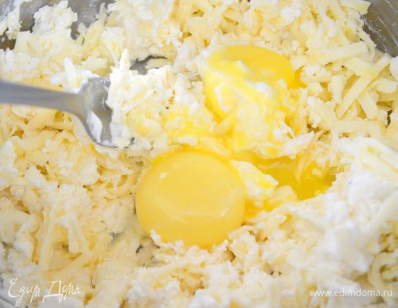 смешать оба вида сыра, добавить к ним желтки и муку. растереть все вместе